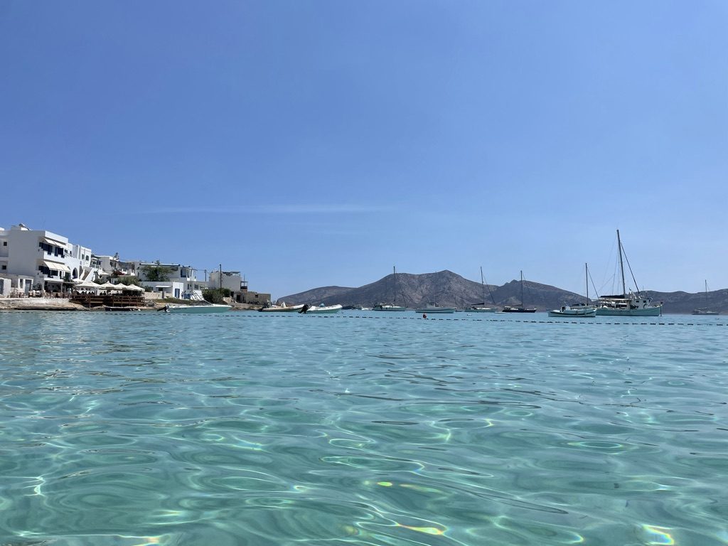 La spiaggia del centro abitato è già bellissima , ci si potrebbe fermare li per tutti i giorni.
si arriva al porto tutto trasparente e tutti gentili